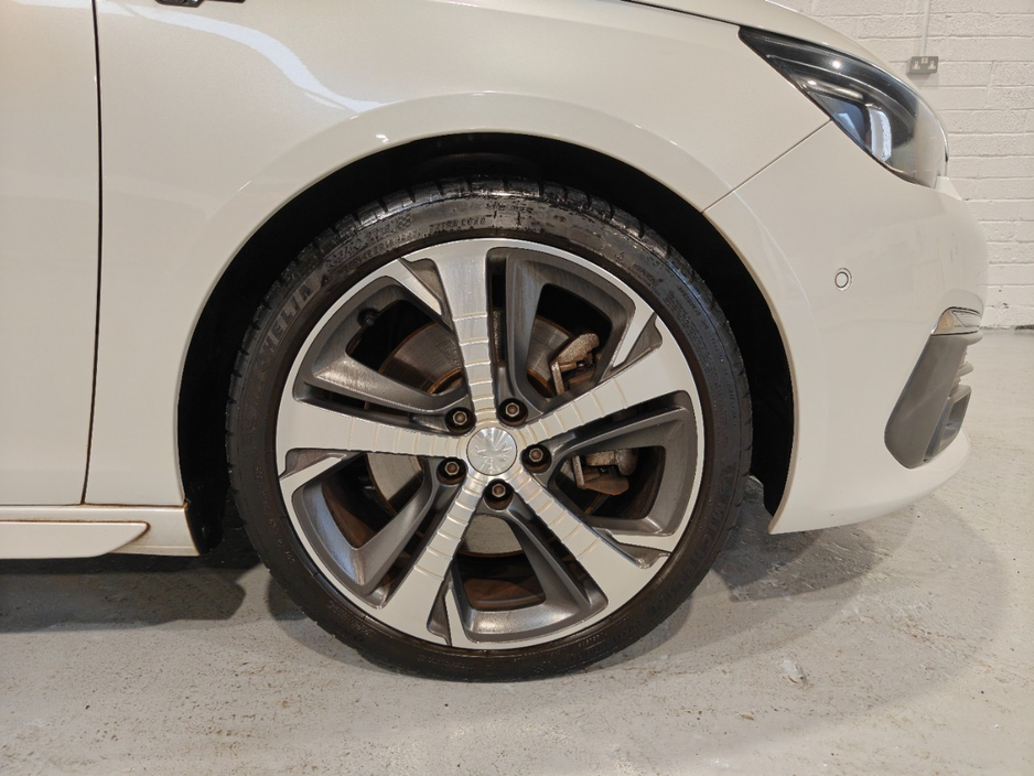 2019 Peugeot 308 - image 7