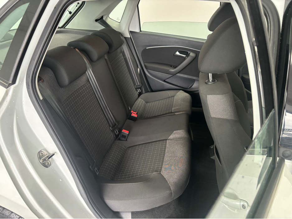 2015 Volkswagen Polo - image 12