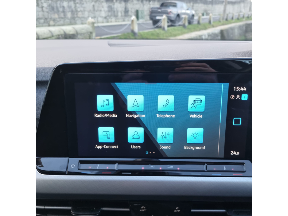 2024 Volkswagen Golf LIFE 2.0 TDI 115HP 5DR WITH A GENUINE R-LINE KIT €35,750