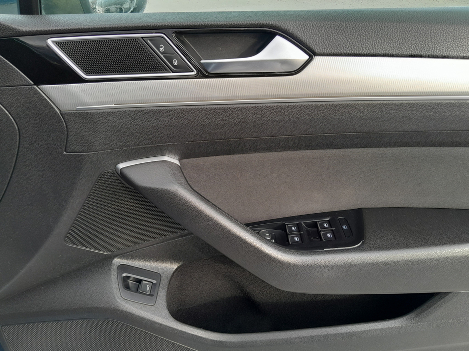 2016 Volkswagen Passat - image 18