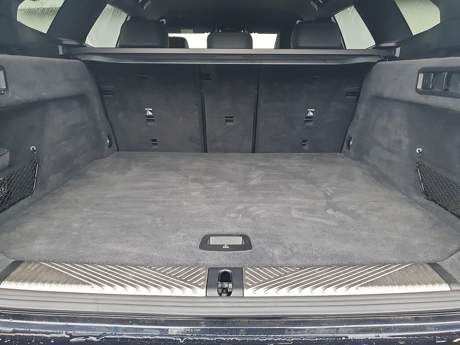 2025 BMW 5 Series - image 13