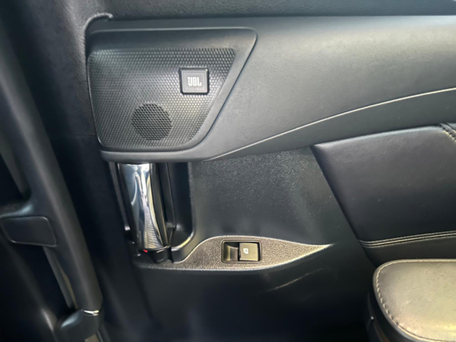 2015 Toyota Alphard - image 18