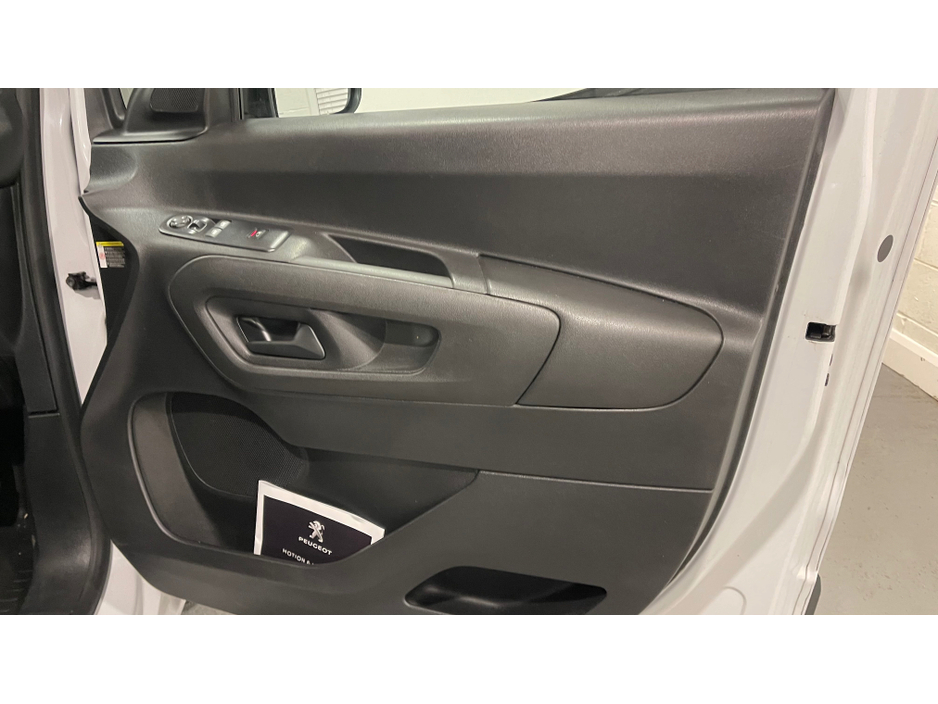 2024 Peugeot Partner - image 23