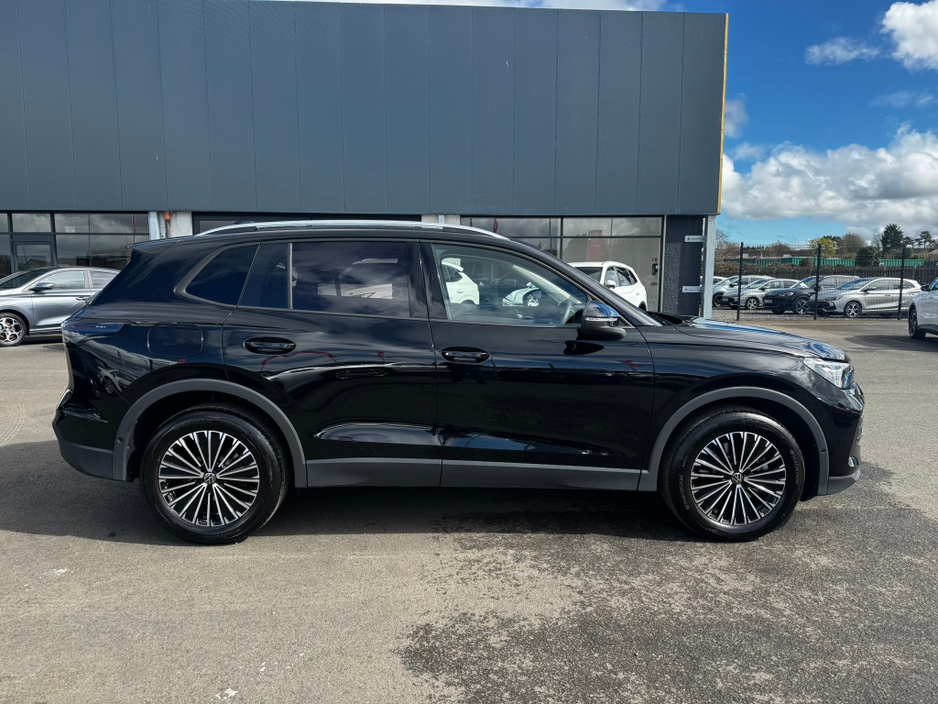 2025 Volkswagen Tiguan - image 5