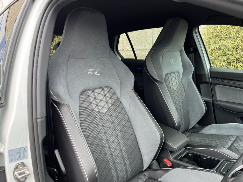 2022 Volkswagen Golf - image 11