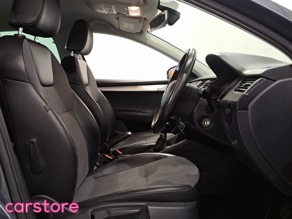 2020 Skoda Octavia - image 12