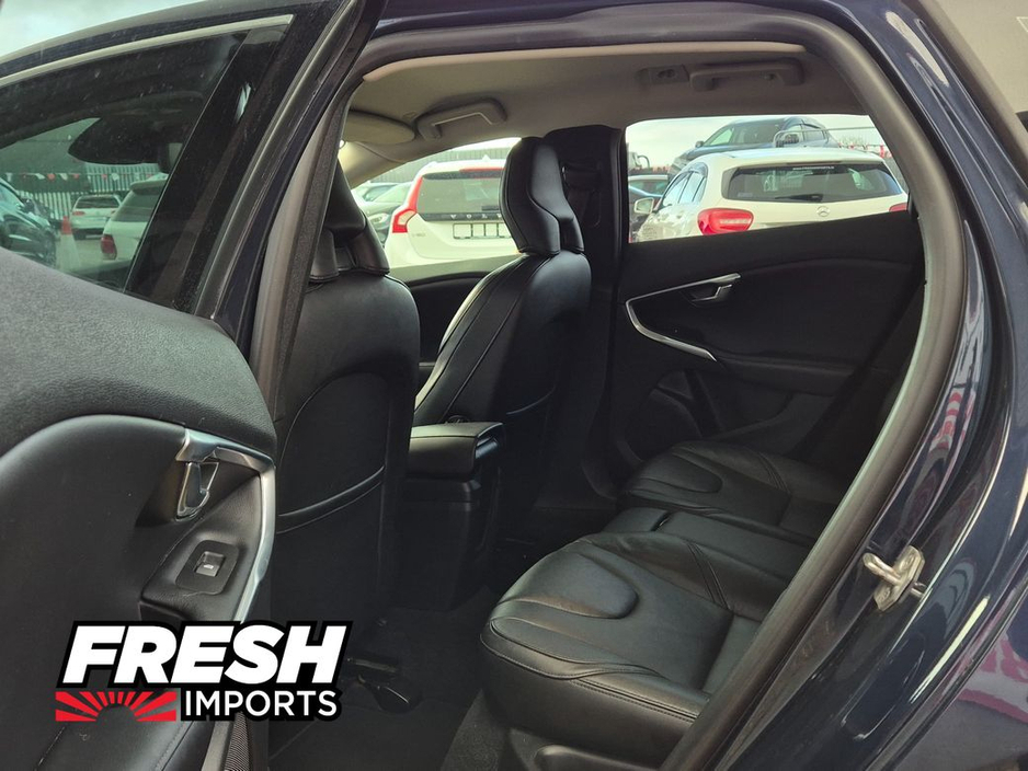 2015 Volvo V40 - image 15