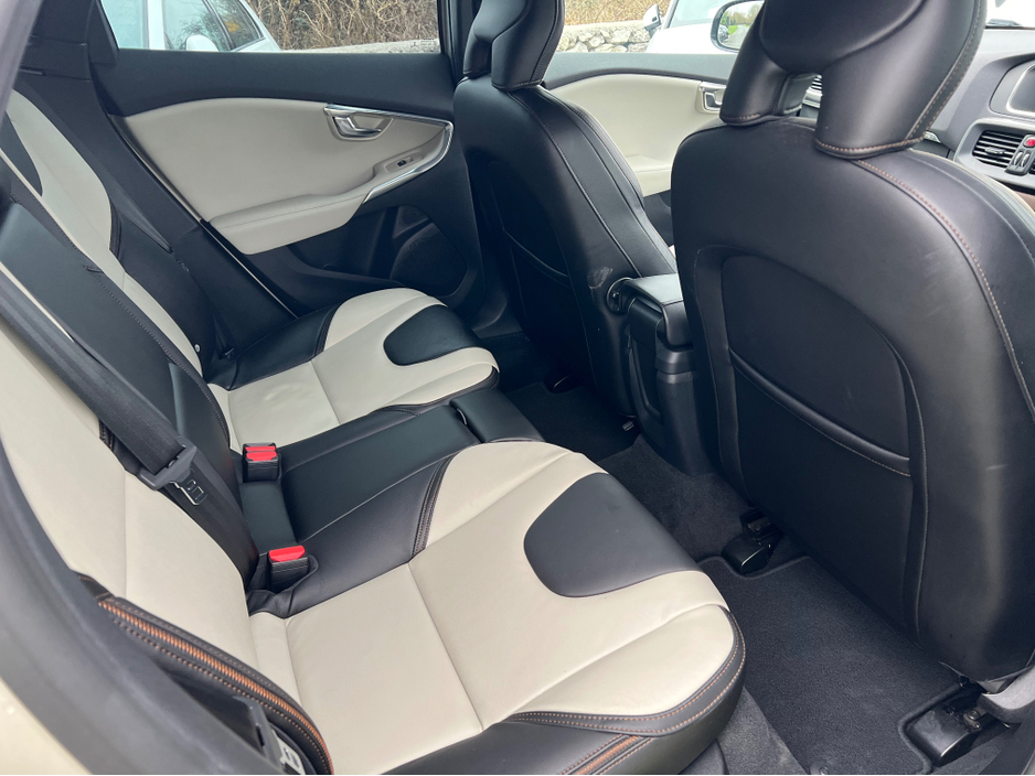 2016 Volvo V40 Cross Country D4 dynamic edition €16,500