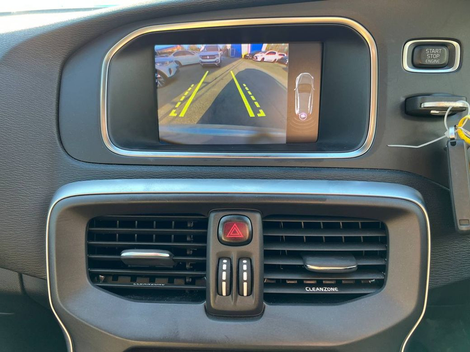 2019 Volvo V40 - image 8