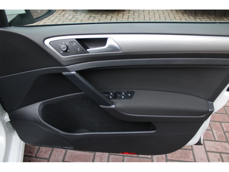 2016 Volkswagen Golf - image 10