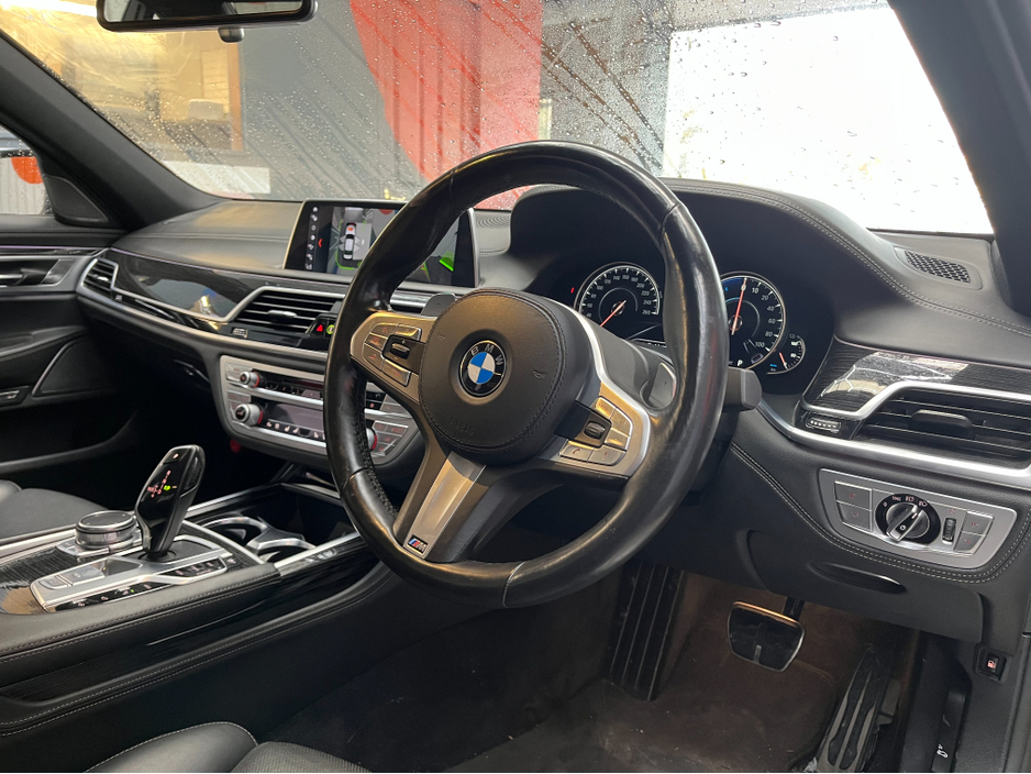 2018 BMW 7 Series 2018 BMW 740E iPERFORMANCE M-SPORT 2.0 AUTOMATIC / CRUISE CONTROL / 360° PARKING CAMERA / ELECTRIC MEMORY HEATED & MASSAGING SEATS / REAR HEATED SEATS / PADDLE SHIFTERS