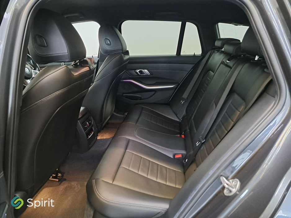 2022 BMW 3 Series - image 5