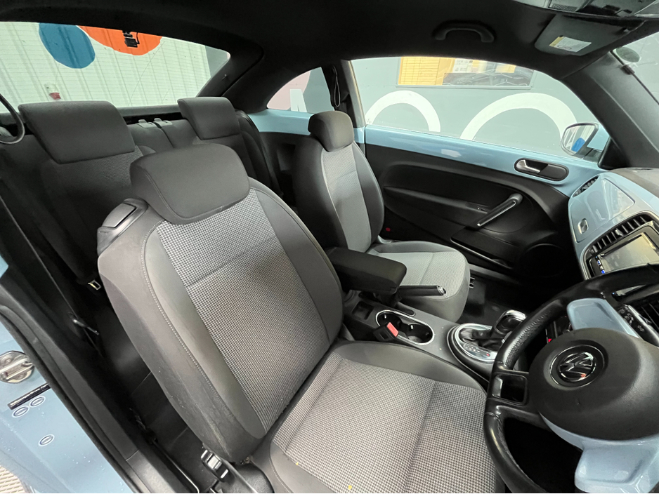 2013 Volkswagen Beetle - image 10