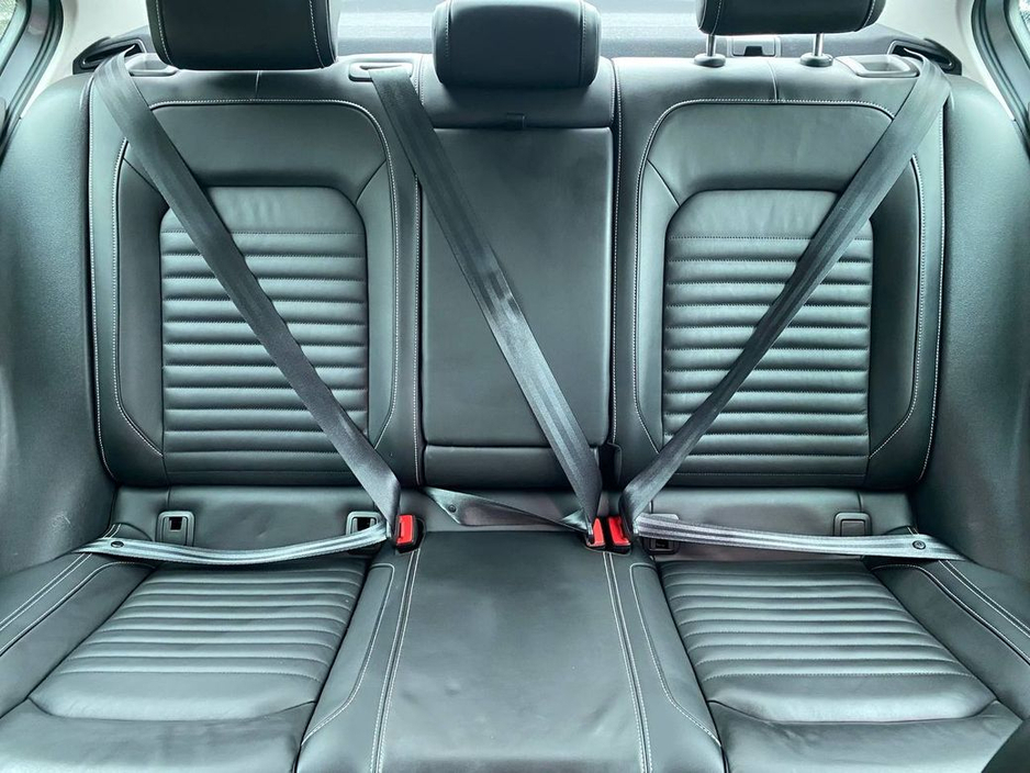 2020 Volkswagen Passat - image 12