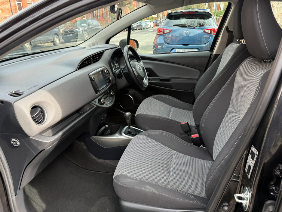 2017 Toyota Yaris - image 9