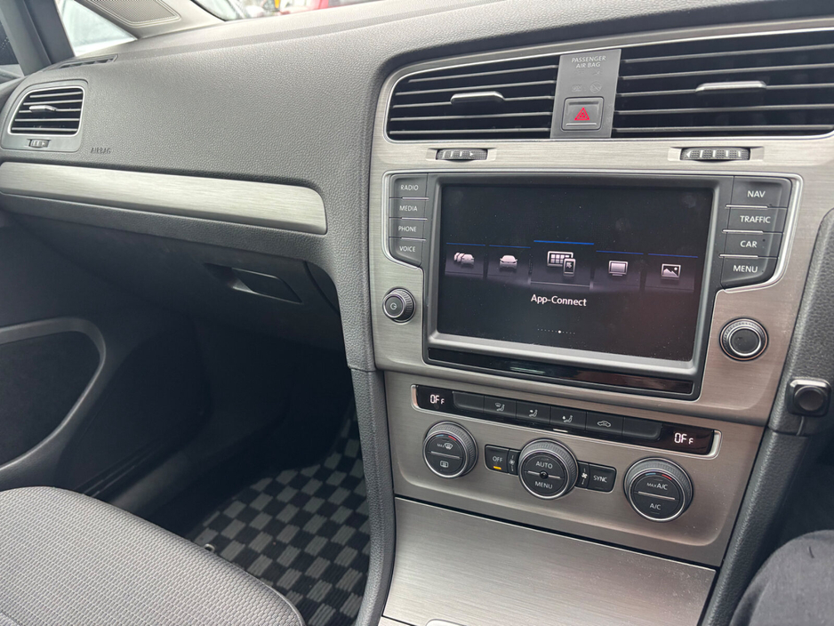 2016 Volkswagen Golf - image 9