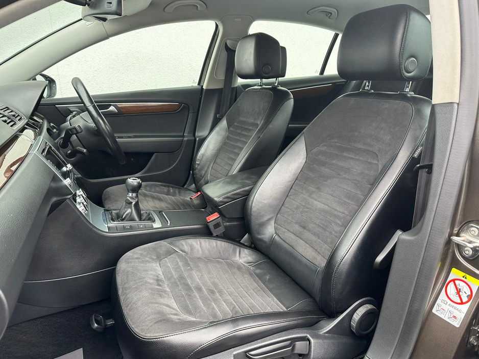 2012 Volkswagen Passat - image 19