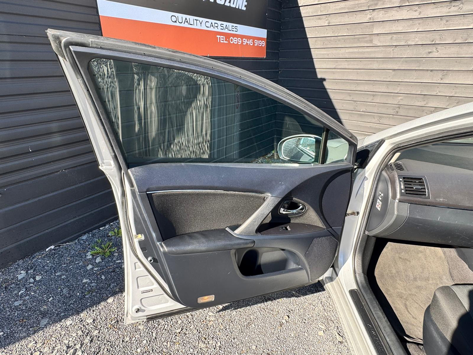 2009 Toyota Avensis - image 14