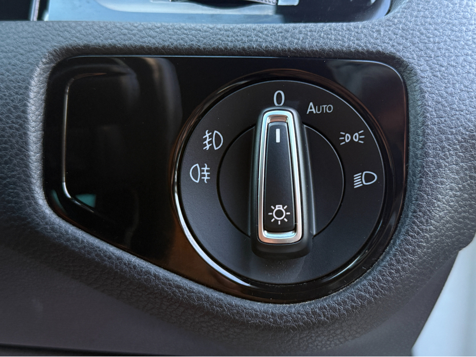 2015 Volkswagen Golf - image 17