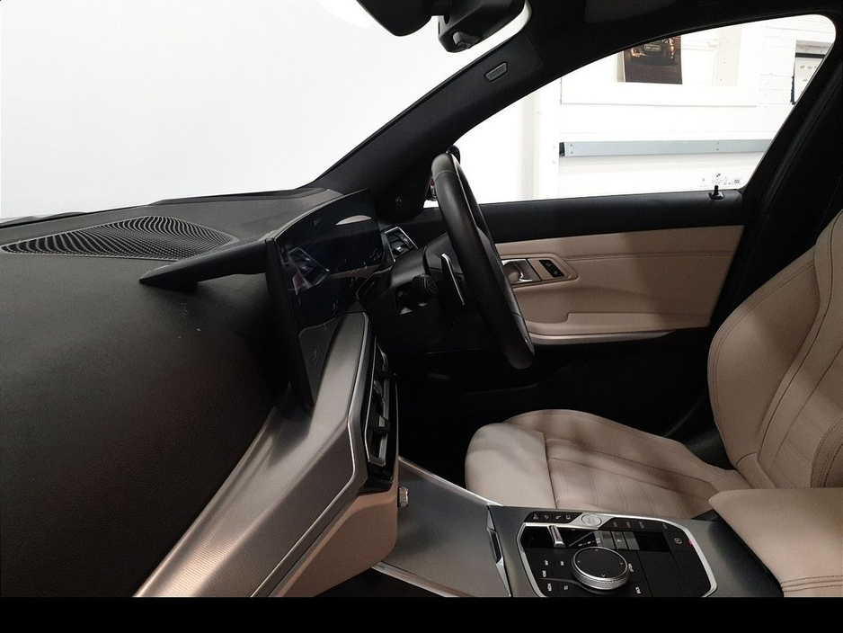 2024 BMW 3 Series - image 7