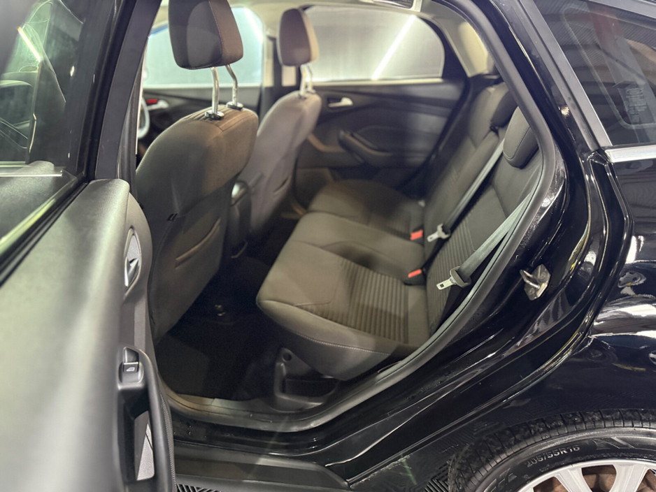 2017 Ford Focus - image 18