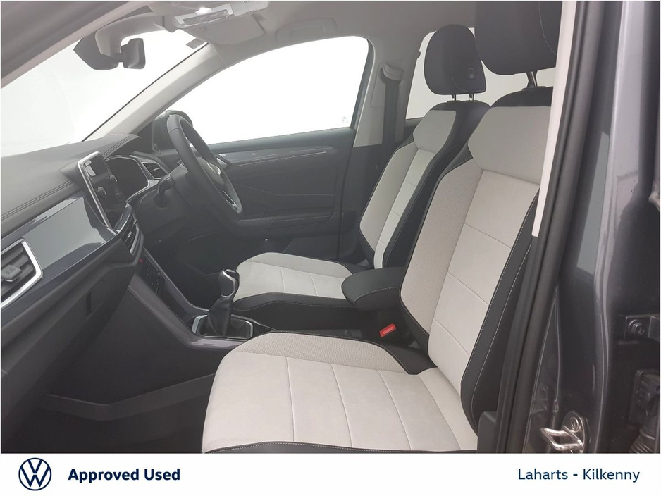 2023 Volkswagen T-Roc - image 4