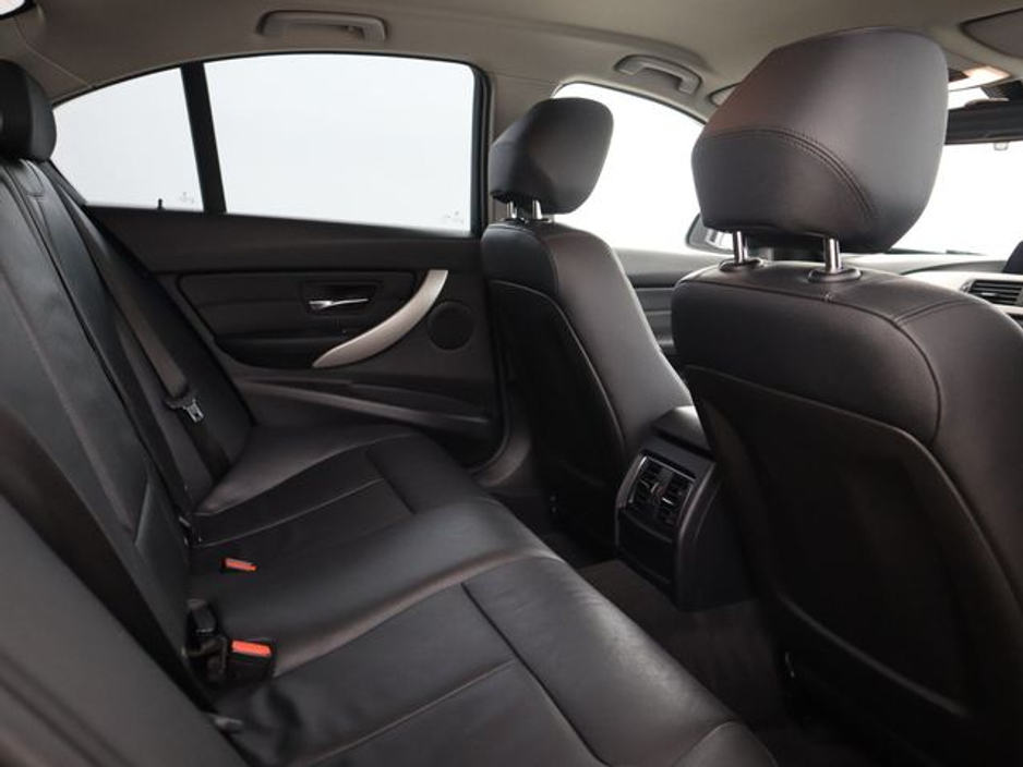 2017 BMW 3 Series - image 13