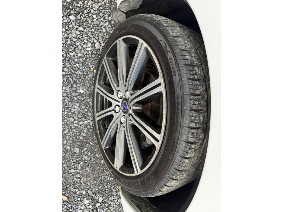 2015 Volvo V60 - image 9