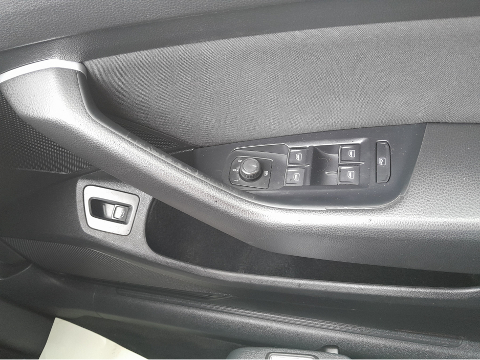 2016 Volkswagen Passat - image 27