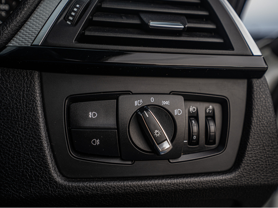 2016 BMW 3 Series - image 19