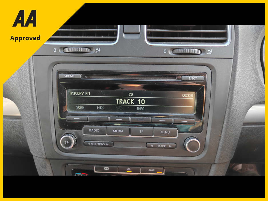 2012 Volkswagen Golf - image 23