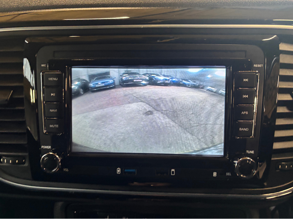 2013 Volkswagen Beetle - image 9