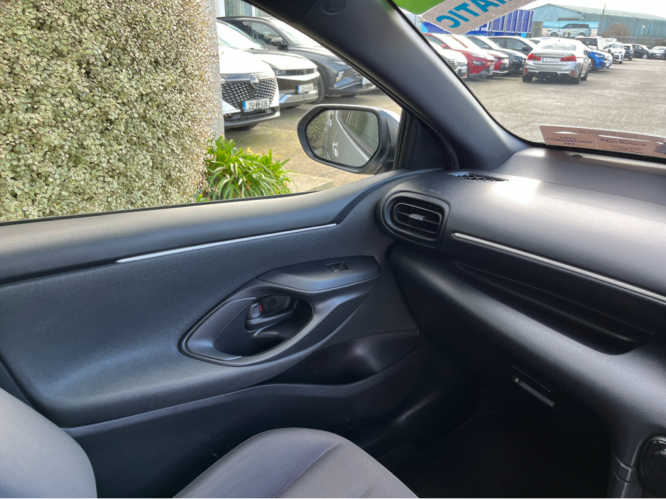 2021 Toyota Yaris - image 15