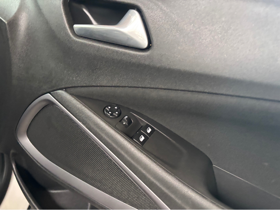 2021 Opel Crossland X - image 11