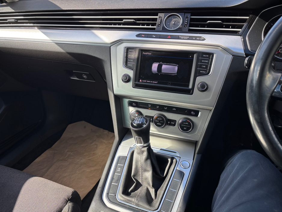 2016 Volkswagen Passat - image 11