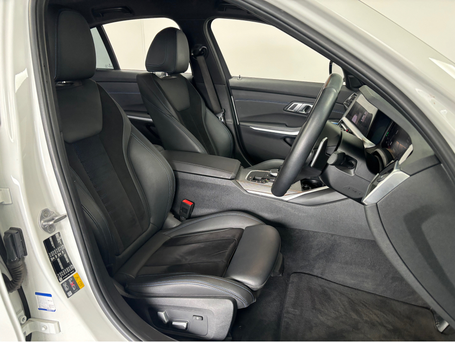 2021 BMW 3 Series - image 6