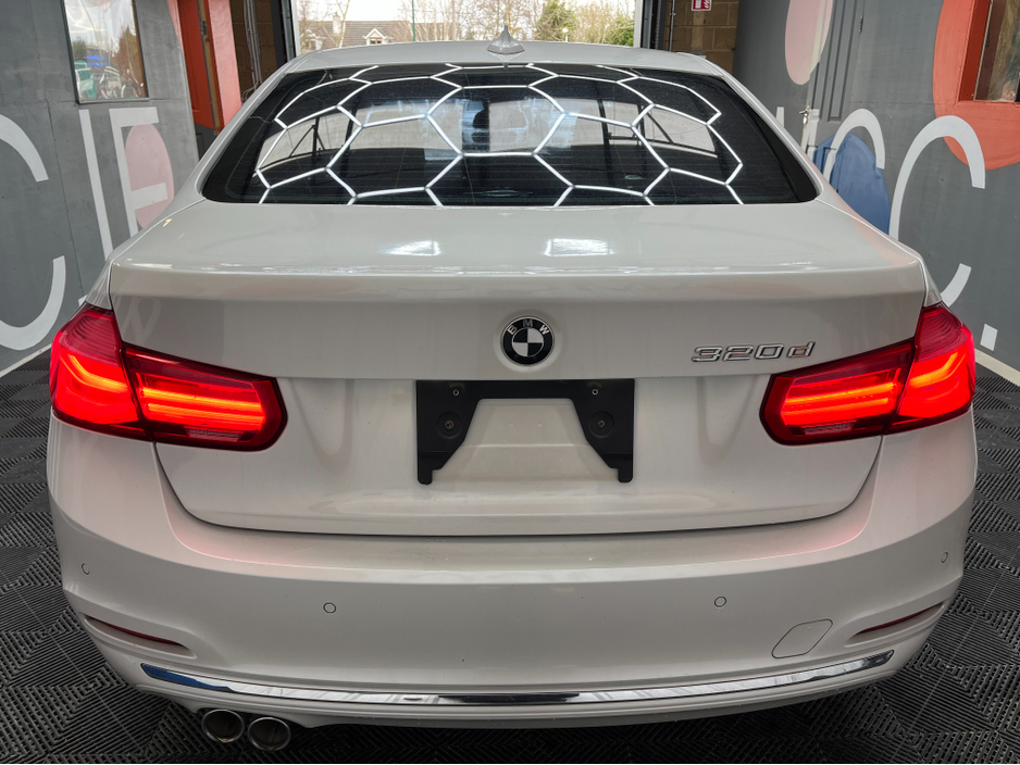 2017 BMW 3 Series - image 3