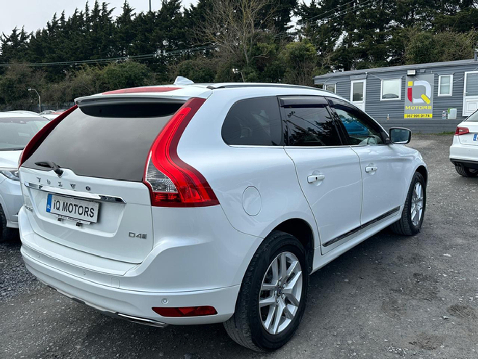 2017 Volvo XC60 - image 10