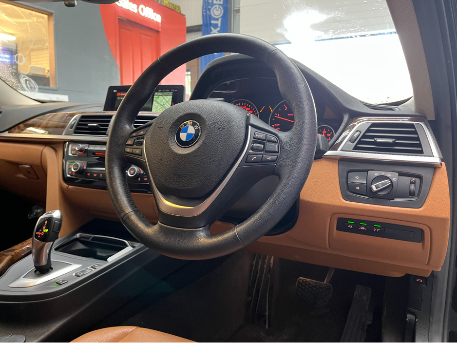 2019 BMW 3 Series 2019 BMW 320D LUXURY 2.0 AUTOMATIC / CRUISE CONTROL / REVERSE CAMERA / ELECTRIC MEMORY & HEATED SEATS AND MORE