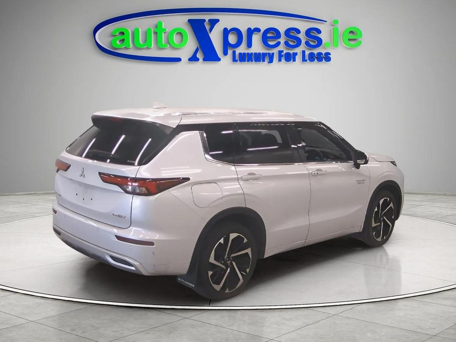 2023 Mitsubishi Outlander 4WD PHEV Low mileage, Reversing camera