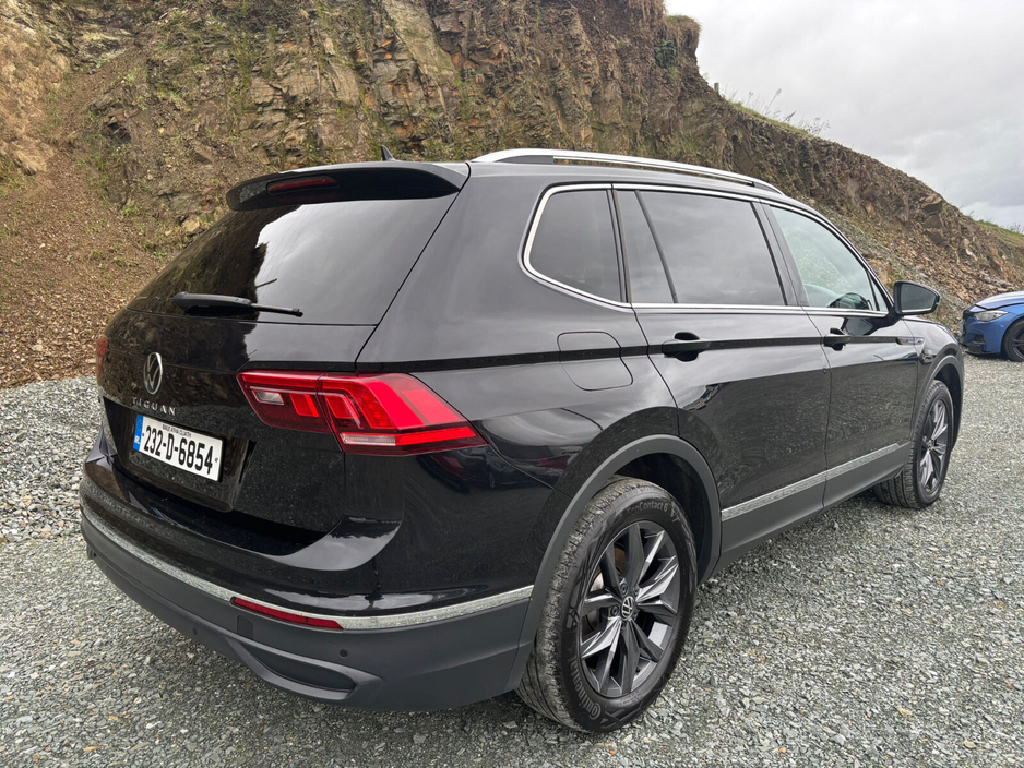 2023 Volkswagen Tiguan - image 3
