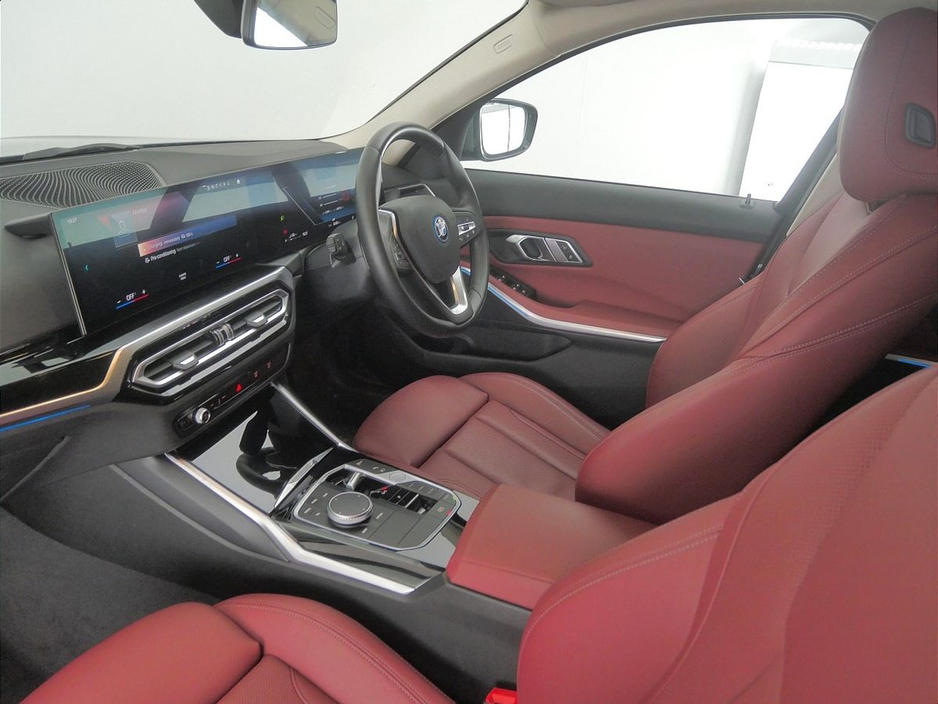 2024 BMW 3 Series - image 7