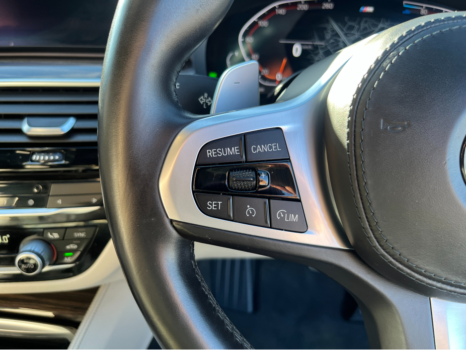 2021 BMW 5 Series - image 23