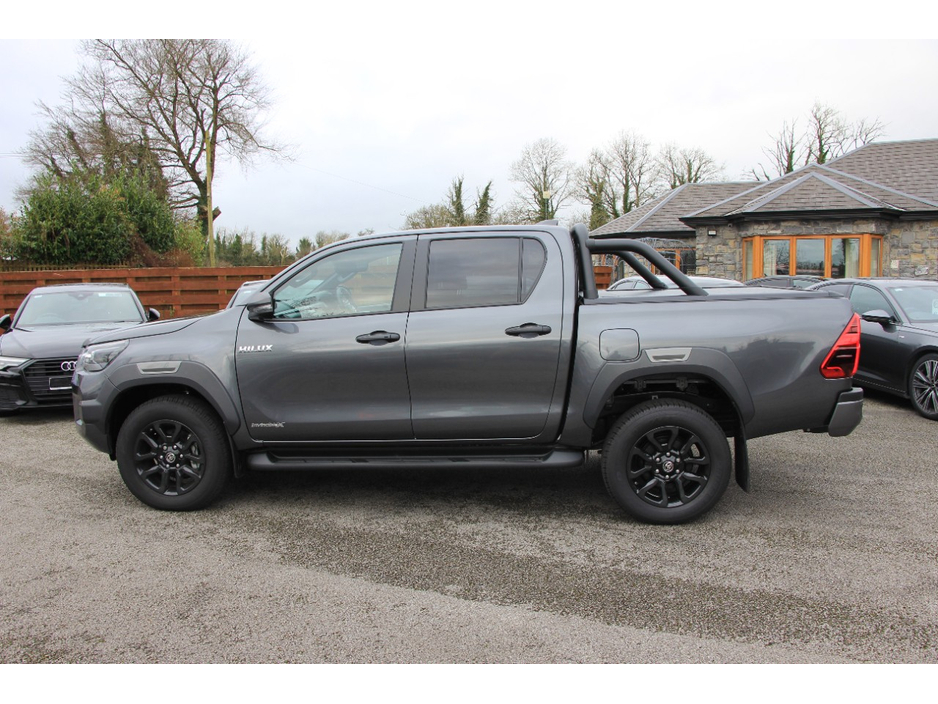 2025 Toyota Hilux - image 8
