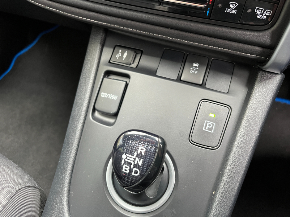 2016 Toyota Auris - image 16