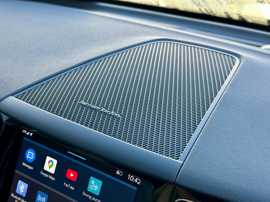 2025 Volvo XC60 - image 11