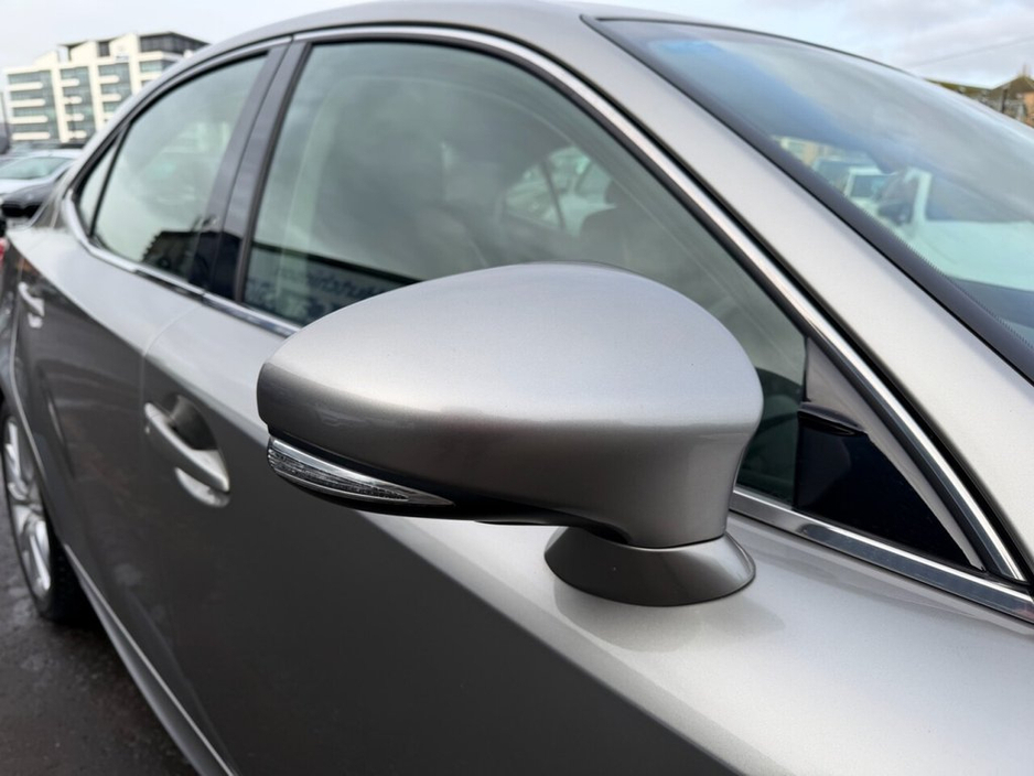 2016 Lexus IS 300 h - image 34