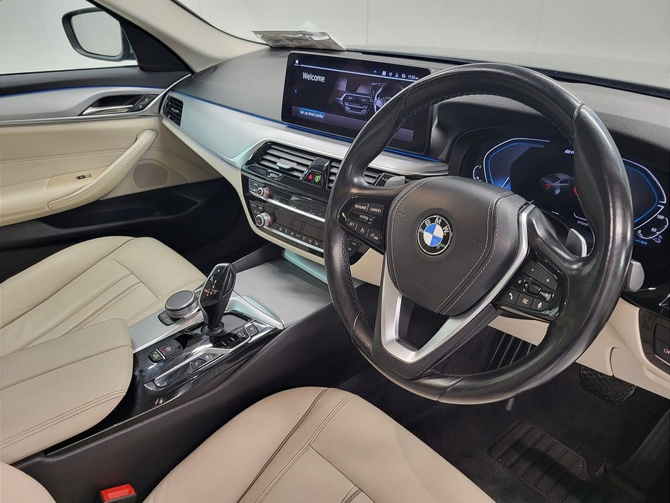 2021 BMW 5 Series - image 6