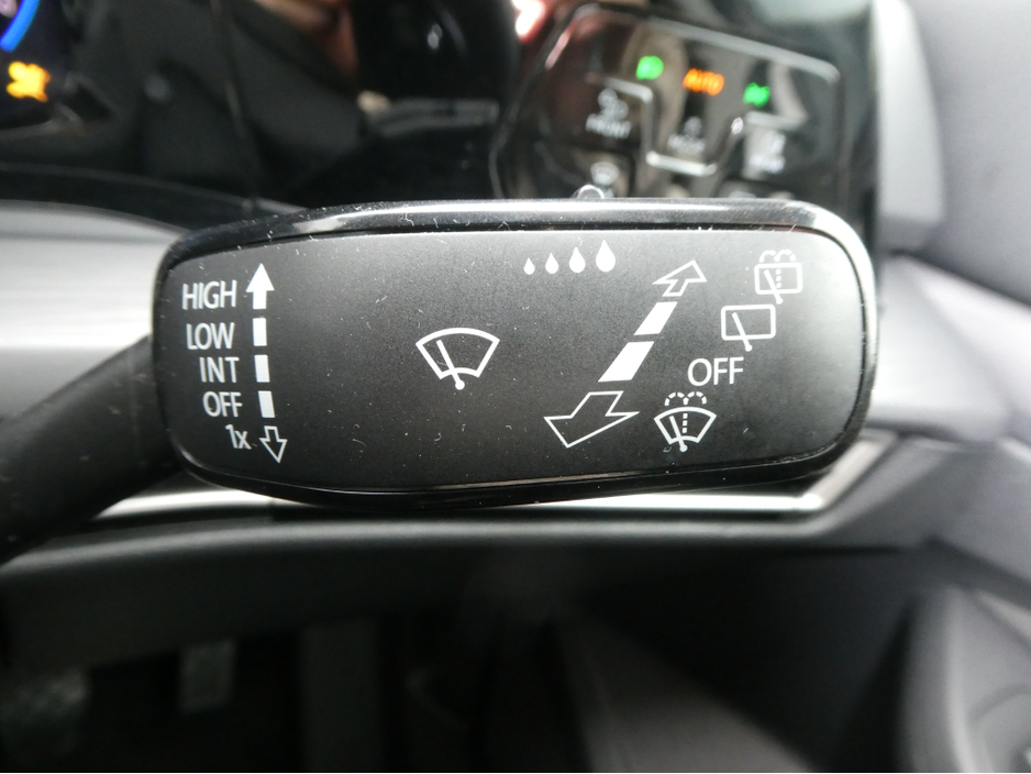 2022 Volkswagen Golf - image 33