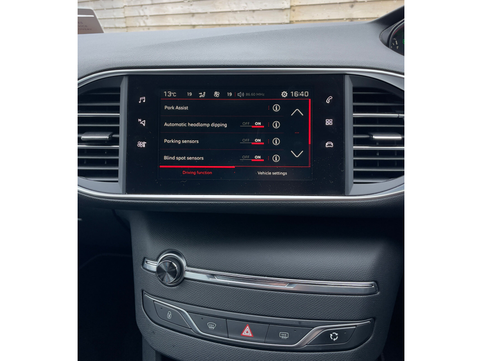 2018 Peugeot 308 - image 8